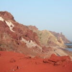 Playa roja en la isla de Ormuz (Irán)