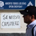 Imagen de un cartel de una oferta de empleo que reza "Se necesita camarero".