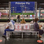 Gente leyendo libros en los vagones del metro de Madrid.