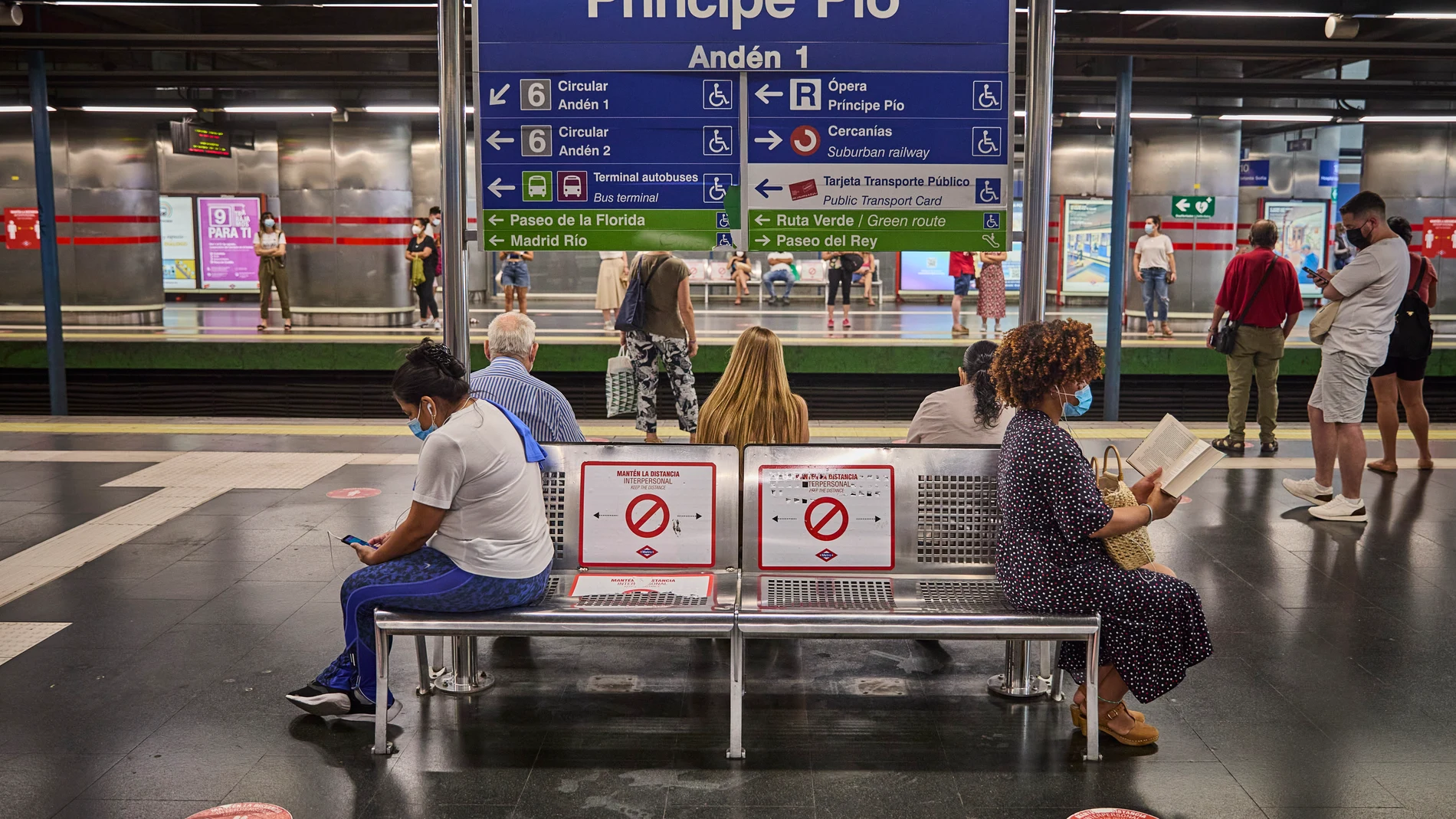 Gente leyendo libros en los vagones del metro de Madrid.