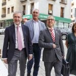 El consejero de Industria, Comercio y Empleo, Mariano Veganzones, junto a Andrés Ortega, presidente de FES antes de la reunión con la patronal segoviana