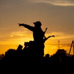 Un soldado ucraniano vigila un cementerio de tanques y vehículos rusos destruidos, en las afueras de Borodyanka (Ucrania)