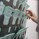 Papeletas en un colegio electoral
