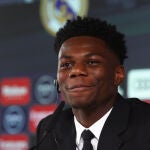 Aurelien Tchouameni en la conferencia de prensa tras ser presentado por el Real Madrid