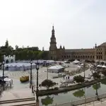 Panorámica de los preparativos de la firma francesa Dior en la Plaza de España de Sevilla