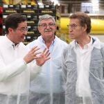 El presidente del PP, Alberto Núñez Feijóo, durante su visita a la empresa Indasol, donde ha mantenido un encuentro con empresarios del sector agrícola a 15 de junio del 2022 en El Ejido (Andalucía, Almería).