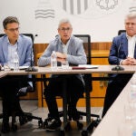 (I-D) El secretario general de Agricultura y Alimentación, Fernando Miranda; el secretario de Estado de Medio Ambiente, Hugo Morán, y el delegado del Gobierno en la Región de Murcia, José Vélez, comparecen ante los medios, en la Delegación del Gobierno en la Región
