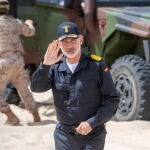 El rey Felipe VI saluda a su llegada a los ejercicios Flotex-22 organizado por la Armada en la Base Naval de Rota en Cádiz, en el que colaboran también unidades de los ejércitos de Tierra y Aire, agrupaciones permanentes de la OTAN y unidades de Estados Unidos, Reino Unido y Bélgica, además de las integradas en la fuerza marítima de la Unión Europea