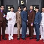 Los componentes de BTS, en la gala de los Grammy 2022