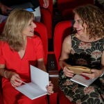 GRAFAND335. SEVILLA, 15/06/2022.-La vicepresidenta segunda y ministra de Trabajo, Yolanda Díaz (i), y la ministra de Hacienda, María Jesús Montero (d), tras atender a los medios antes de participar hoy miércoles en unas jornadas en Sevilla de Economistas Frente a la Crisis. EFE/Julio Muñoz