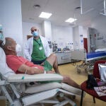 Juan Pulido, de 62 años, durante la sesión del ensayo clínico en el que participa en el Hospital 12 de Octubre de Madrid, junto a su médico, Joaquín Martínez López