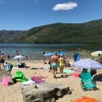 Turistas en una de las playas del Lago de Sanabria