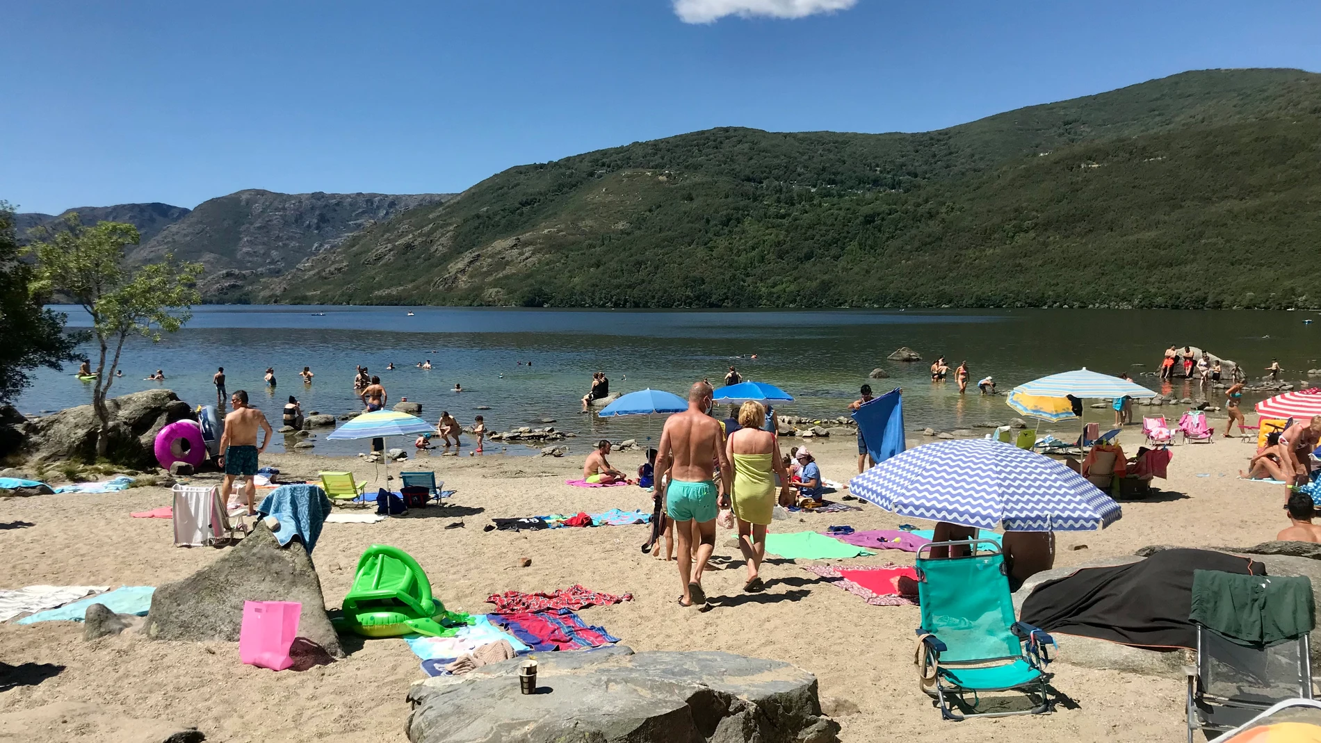 Turistas en una de las playas del Lago de Sanabria
