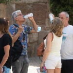 Personas hidratándose para paliar la calor. 