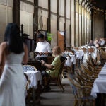 Un camarero atiende a una mesa en la plaza Real de Barcelona