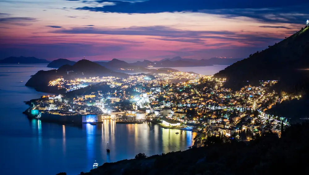 Vista nocturna de Dubrovnik, "encapsulada" por sus murallas