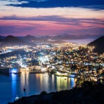Vista nocturna de Dubrovnik, "encapsulada" por sus murallas