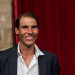 El tenista Rafel Nadal sonríe durante un acto de reconocimiento a su trayectoria deportiva organizado por el Govern balear