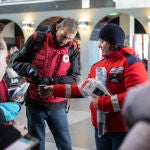 Voluntarios de Cruz Roja en la estación de Lublin, donde llegan numerosos refugiados desde Ucrania.