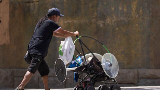 Un vecino de Lleida carretea con un ventilador