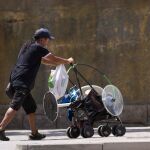 Un vecino de Lleida carretea con un ventilador