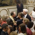 Gregorio Marañón, en el centro, siendo felicitado por Isabel Preysler y Mario Vargas Llosa