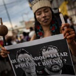 Manifestantes encienden velas frente a la sede de la Fundación Nacional del Indio (FUNAI), durante una protesta por la desaparición del indigenista Bruno Pereira y el periodista inglés Dom Phillips