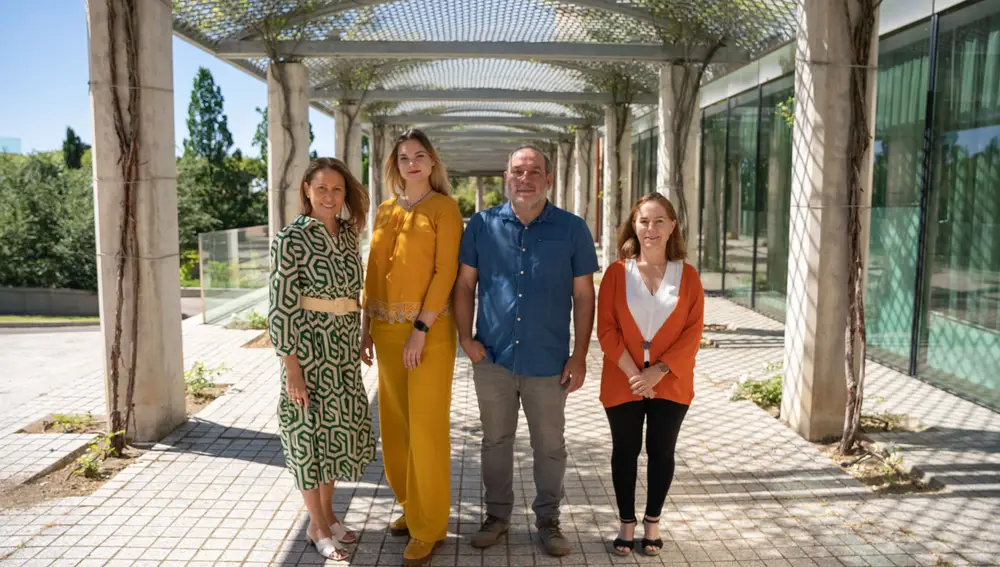 Belén Sánchez, directora de Servicios Generales de la Ciudad Financiera Grupo Santander; Anastasiia Hrynzovska, refugiada ucraniana; Paco Garrido, coordinador de CEAR Madrid; y Inés Ruiz de la Cuesta, voluntaria de Banco Santander.