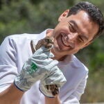 Juanma Moreno observa una de las aves durante la suelta de dos ejemplares de búho real y cuatro cernícalos en la localidad gaditana de Chiclana de la Frontera
