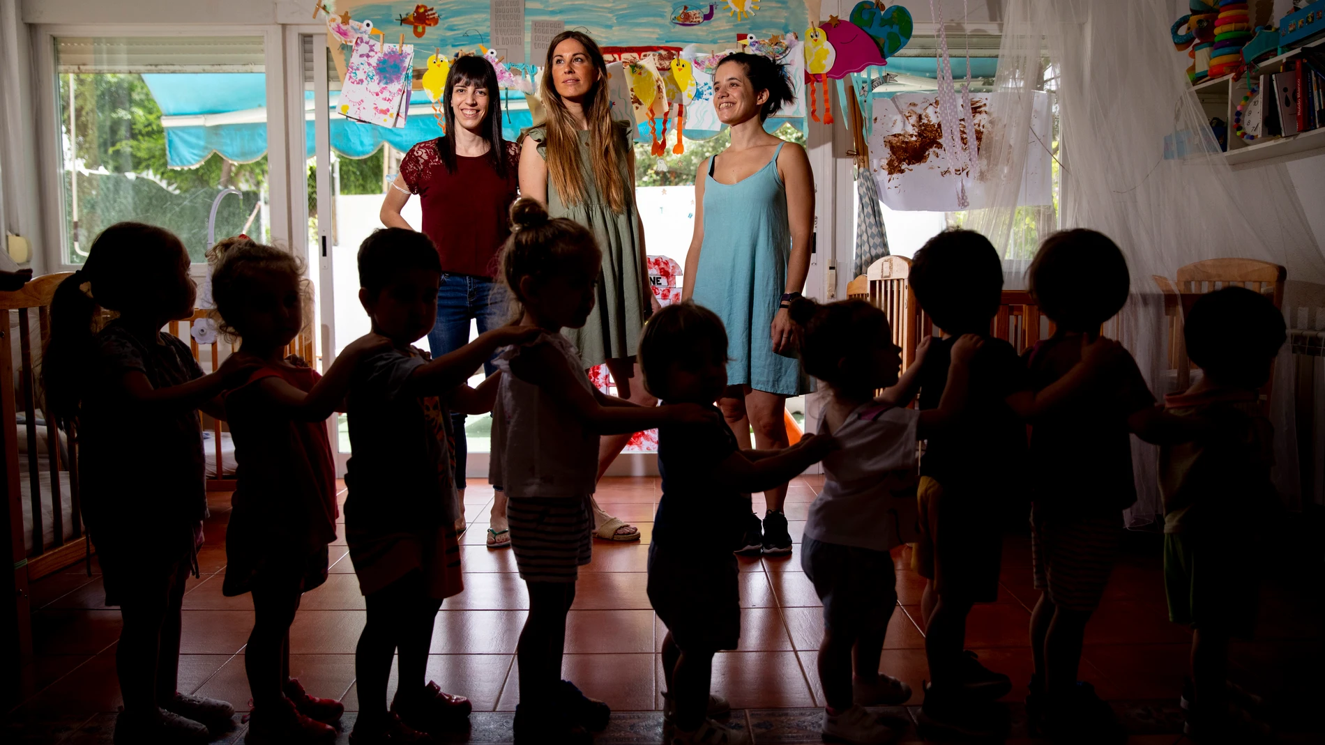 Las profesoras de la escuela, junto a un grupo de los niños matriculados en ella