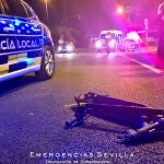 Imagen del siniestro ocurrido en Sevilla capital entre un turismo y una persona que circulaba en patinete y que fue trasladada al hospital. EMERGENCIAS SEVILLA