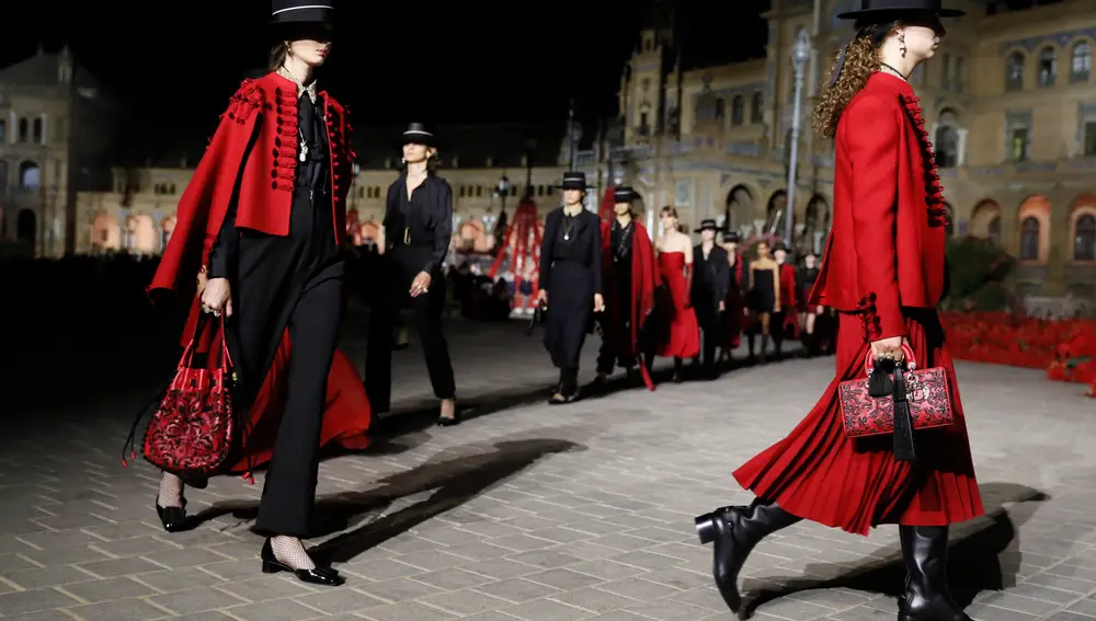 SEVILLA, 16/06/2022.- Dior presenta hoy jueves en la Plaza de España de Sevilla su colección "The Cruise 2023", diseñada por Maria Grazia Chiuri, que está trabajando con artistas y artesanos sevillanos y andaluces. EFE/José Manuel Vidal