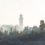 Las labores de extinción del incendio forestal declarado este viernes en Caudiel (Castellón) se centran en la defensa de la primera línea de viviendas de la localidad