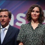 Martínez-Almeida y la presidenta de la Comunidad de Madrid, Isabel Díaz Ayuso, en la clausura de los actos del 425 aniversario del Colegio de la Abogacía de Madrid (ICAM)