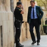 El presidente de la Generalitat, Ximo Puig, a su llegada hoy al Palau donde ha tenido lugar el Pleno del Consell semanal.