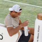 El tenista Rafael Nadal bebe agua durante un entrenamiento abierto a la prensa, en el Mallorca Country Club. Ep