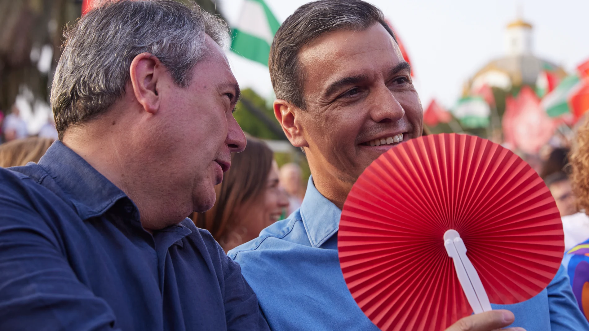 El presidente del Gobierno de España, Pedro Sánchez, (d) con un abanico para combatí el calor, junto a Espadas. Joaquín Corchero / Europa Press