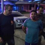 Oseney da Costa de Oliveira, 41, centro, escoltado por la Policía Federal en el estado del Amazonas tras confesar su asesinato