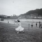 Una niña juega en la playa de la Concha, 1873