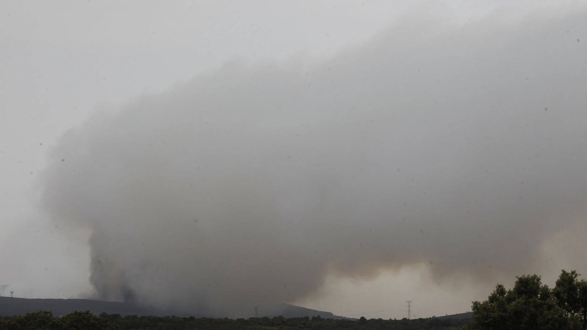 El incendio forestal declarado el pasado miércoles por la noche en la reserva de la Sierra de la Culebra, en la provincia de Zamora a causa de los rayos de una tormenta, ha carbonizado ya cerca de 20.000 hectáreas