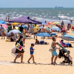 Miles de personas acuden a la playa