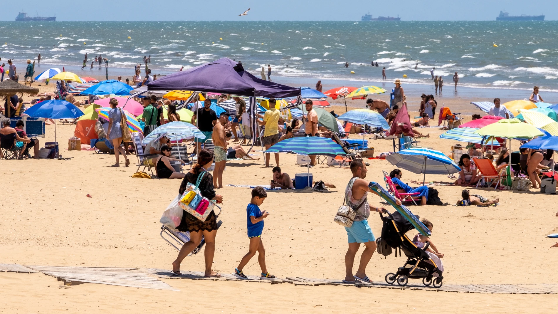 Miles de personas acuden a la playa