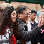El candidato presidencial colombiano Gustavo Petro, acompañado por su hija Sofía Petro