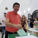 El candidato de Cs, Juan Marín, ejerciendo su derecho al voto