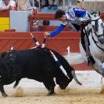 Alicante, 19/06/2022.- El rejoneador Guillermo Hermoso de Mendoza durante su faena en la corrida de rejones de la Feria de Hogueras que se celebra hoy domingo en la plaza de toros de Alicante. EFE / Manuel Lorenzo.