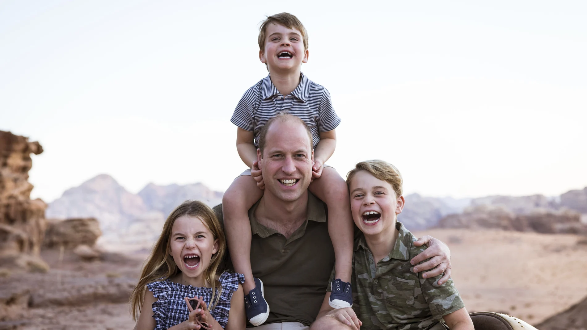 El príncipe William, junto a sus tres hijos (Kensington Palace via AP)