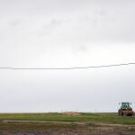 Un tractor avanza por un camino de la localidad abulense de Moraleja de Matacabras