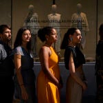 Juan Vida, y Nuria Ramírez junto a las tres estudiantes seleccionadas para exponen sus diseños en la tienda que tiene la marca sueca en la Gran Vía