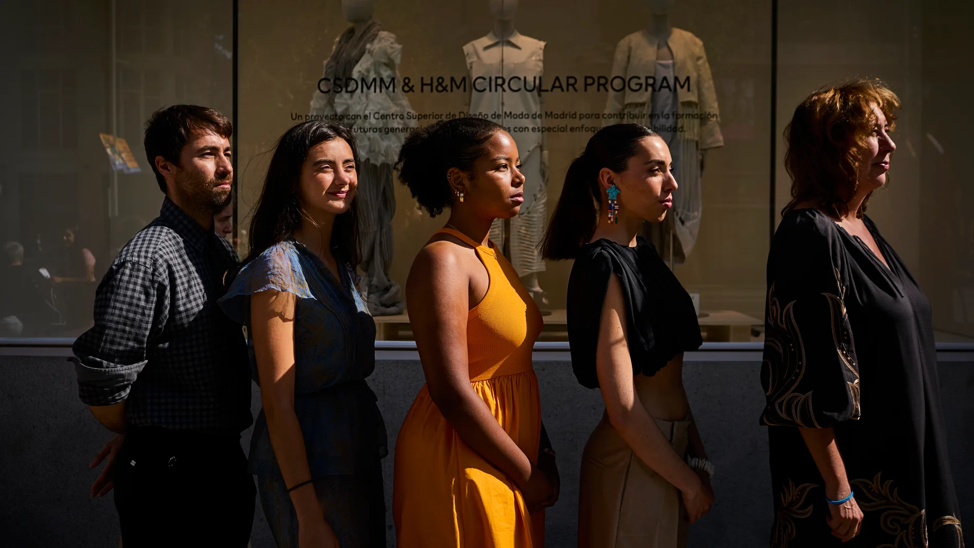 Juan Vida, y Nuria Ramírez junto a las tres estudiantes seleccionadas para exponen sus diseños en la tienda que tiene la marca sueca en la Gran Vía