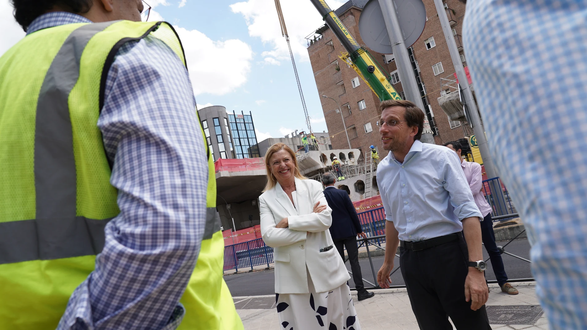 Martínez-Almeida y Paloma García Romero, en el puente de Pedro Bosch